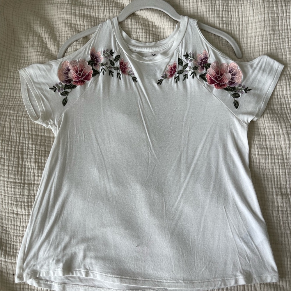 White T shirt with floral details. Small slit on short sleeves. A&E, size S, new